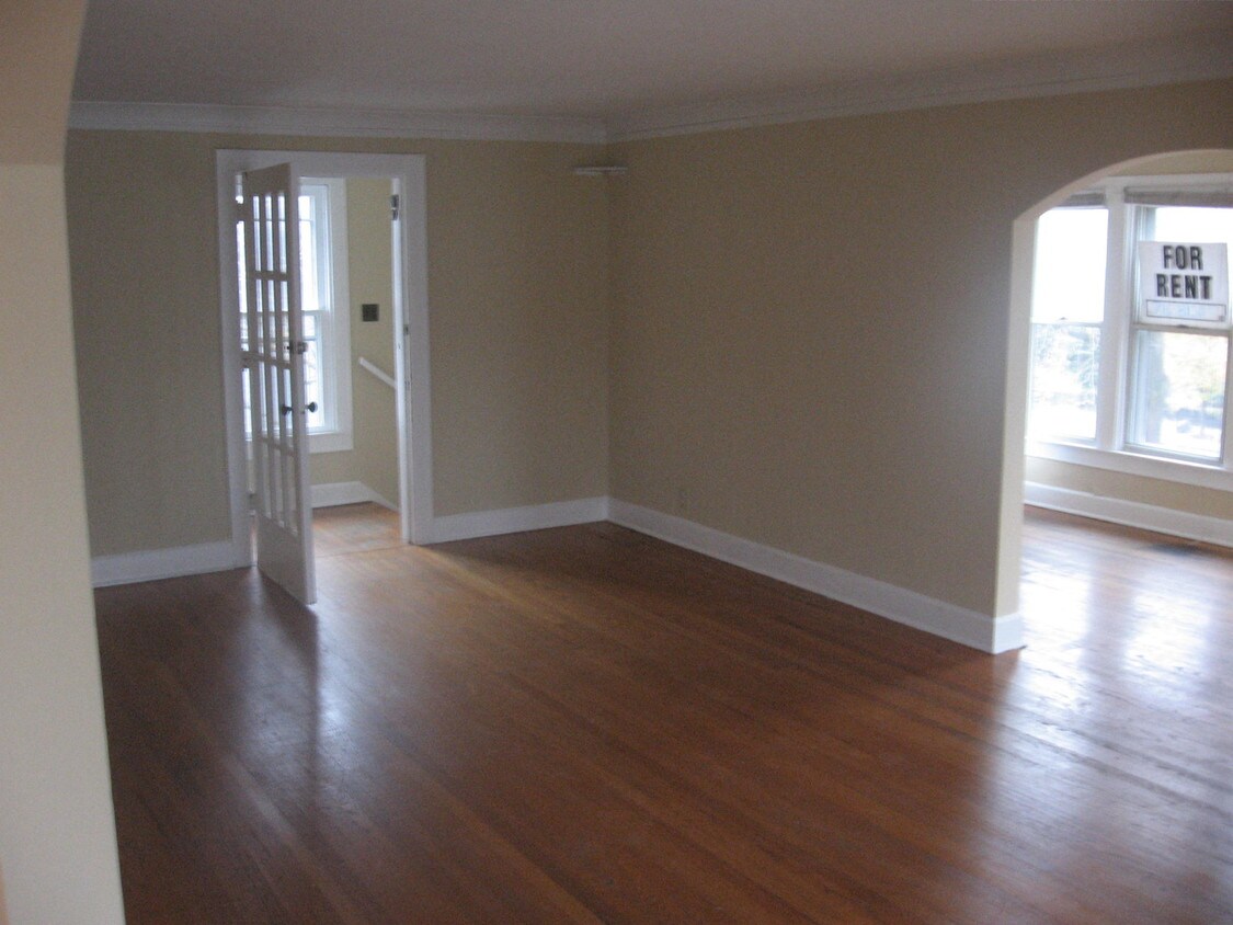 SALA DE ESTAR DE APARTAMENTO EN PLANTA SUPERIOR CON VISTA AL SOLÁRIUM - 204 E 49th St