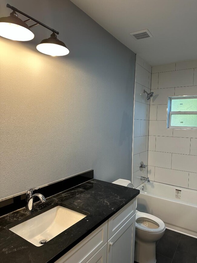 Foto del edificio - 105 N Davis St