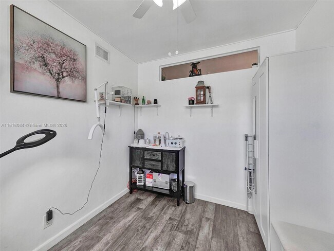 Building Photo - 2858 Pine Tree Dr