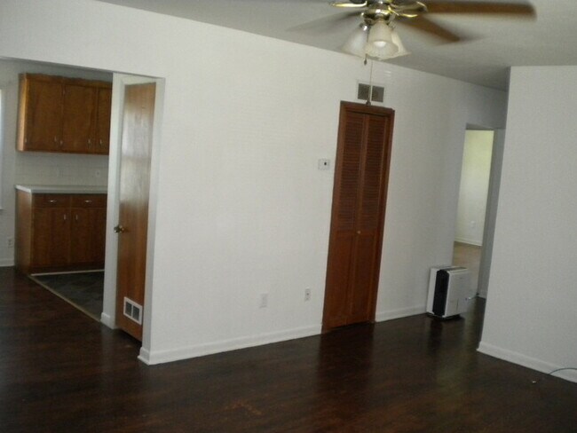 Building Photo - 2 bed 1 bath with large yard