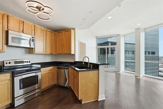 Building Photo - 500 Throckmorton St