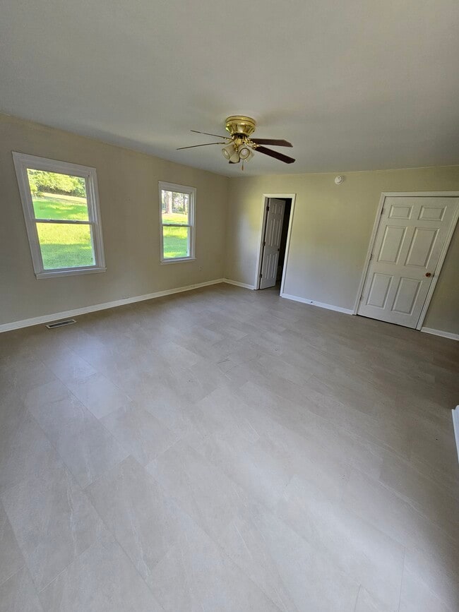 Building Photo - 495 Lakeshore Ln
