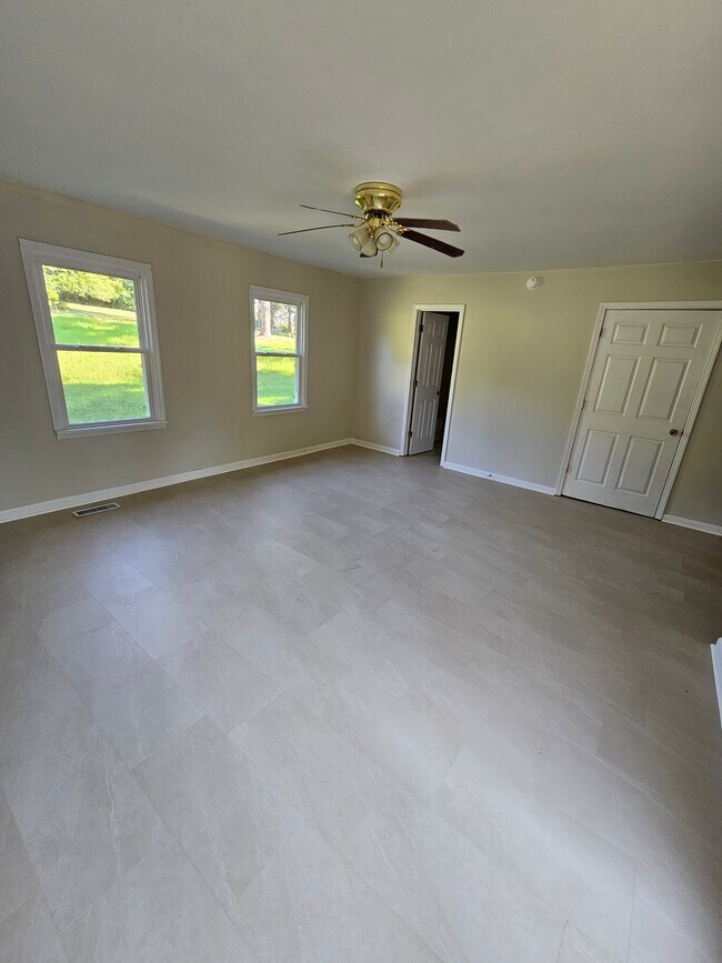 Foto del edificio - 495 Lakeshore Ln