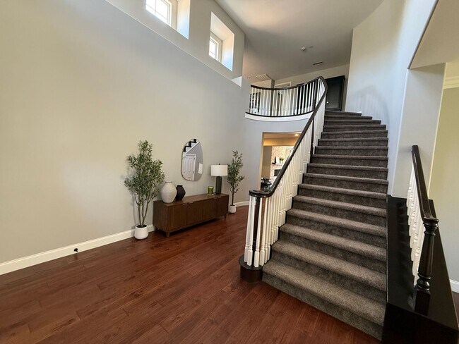 Building Photo - Lovely home in desirable Moorpark neighborhood