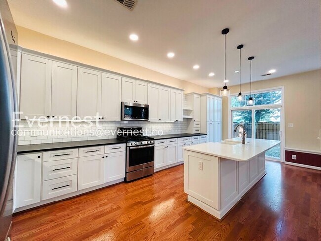 Foto del edificio - 4 Bed, 3.5 Bath Home with Garage / Pet-Friendly / Available Soon!