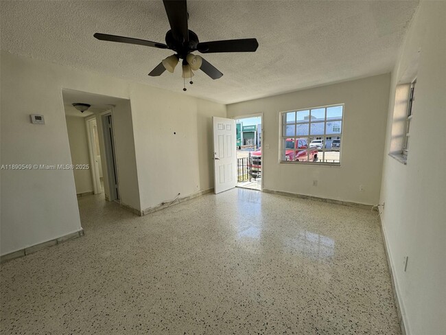 Foto del edificio - 945 W 23rd St