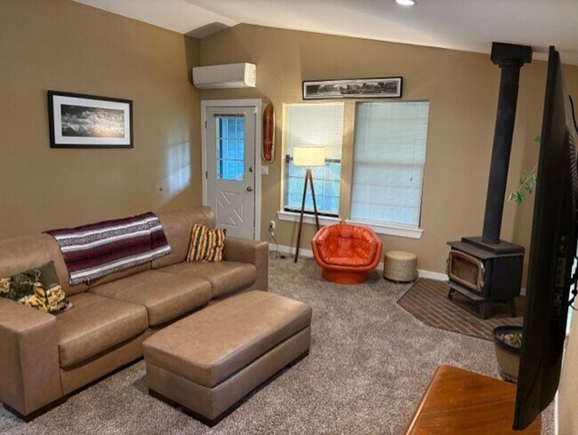 Foto del edificio - Fully Furnished Cozy 2-Bedroom Living in Desirable Tumwater Hill