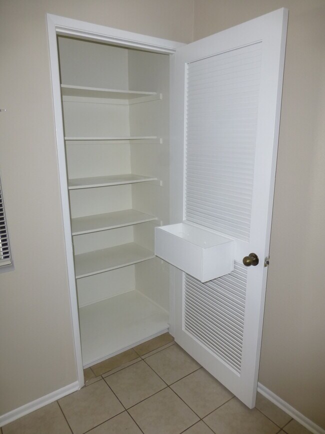 Foto del edificio - 6096 Terrace Ln