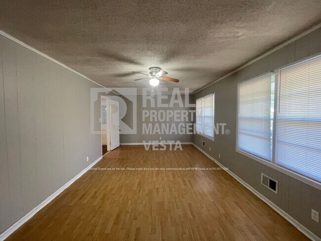 Foto del edificio - Four Bedroom Home off of Mercer University...