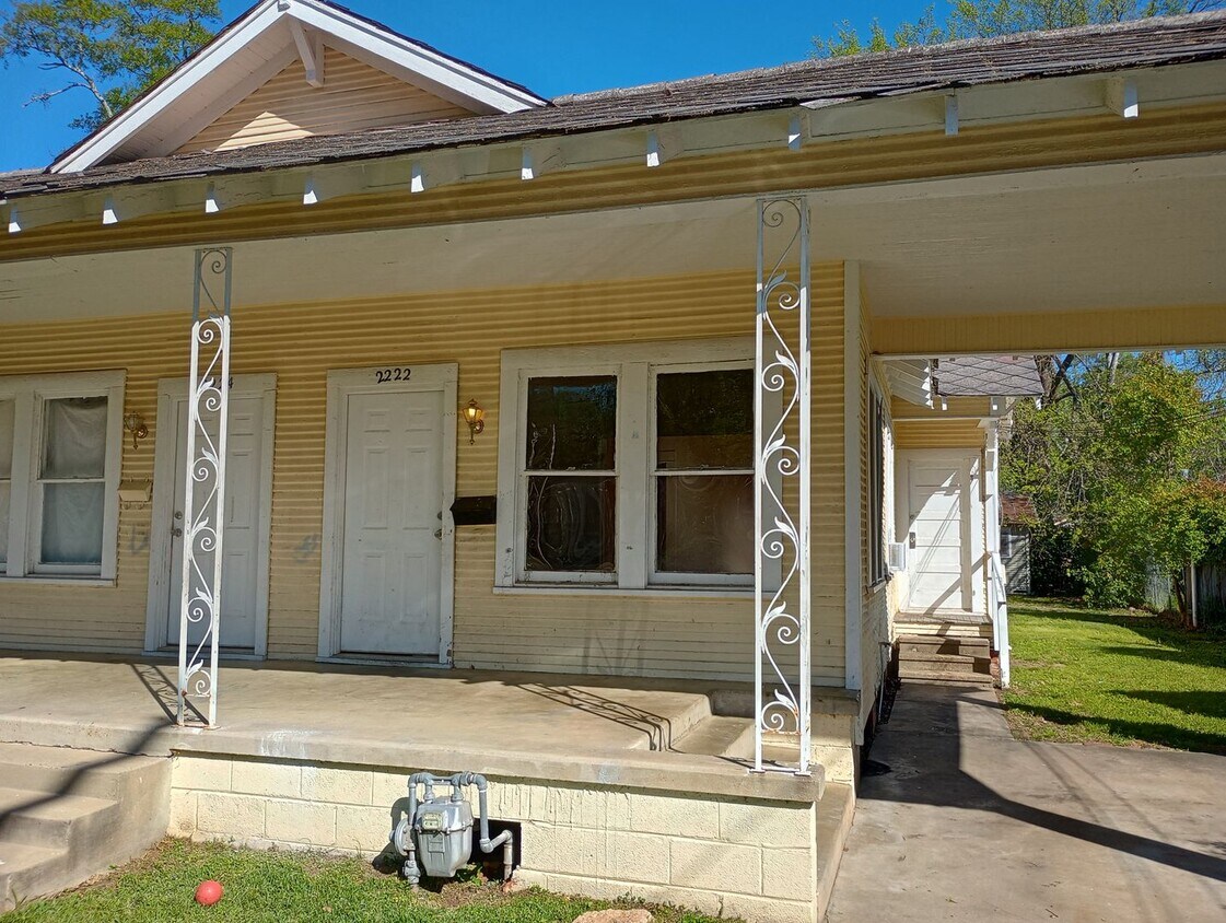 Primary Photo - 2/1 freshly painted 2222 Vance Ave