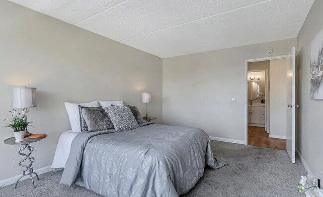 Foto del edificio - Spacious 1bdrm living room and bedroom with large picture windows bringing in lots of natural light.