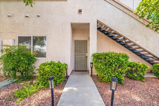 Foto del edificio - Charming 2-Bedroom First Floor Featuring Open Layout, Fireplace, Patio & Community Pool