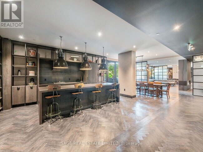 Building Photo - 505 Richmond St W