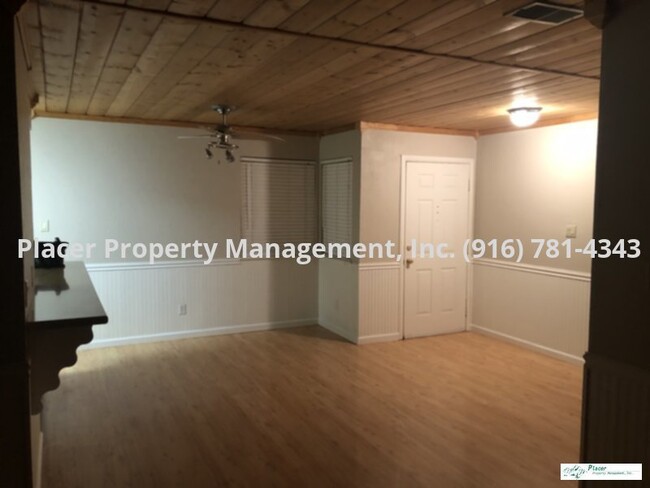 Building Photo - 3 Bedroom  1 bath Home w/Big Backyard