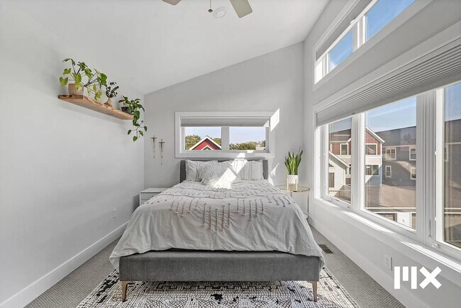 Foto del edificio - 627 Fairview Ave NE