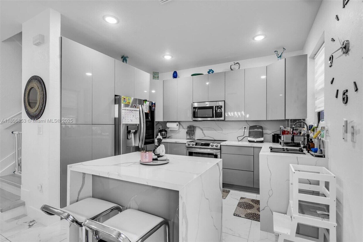 Primary Photo - 3327 W 106th Terrace