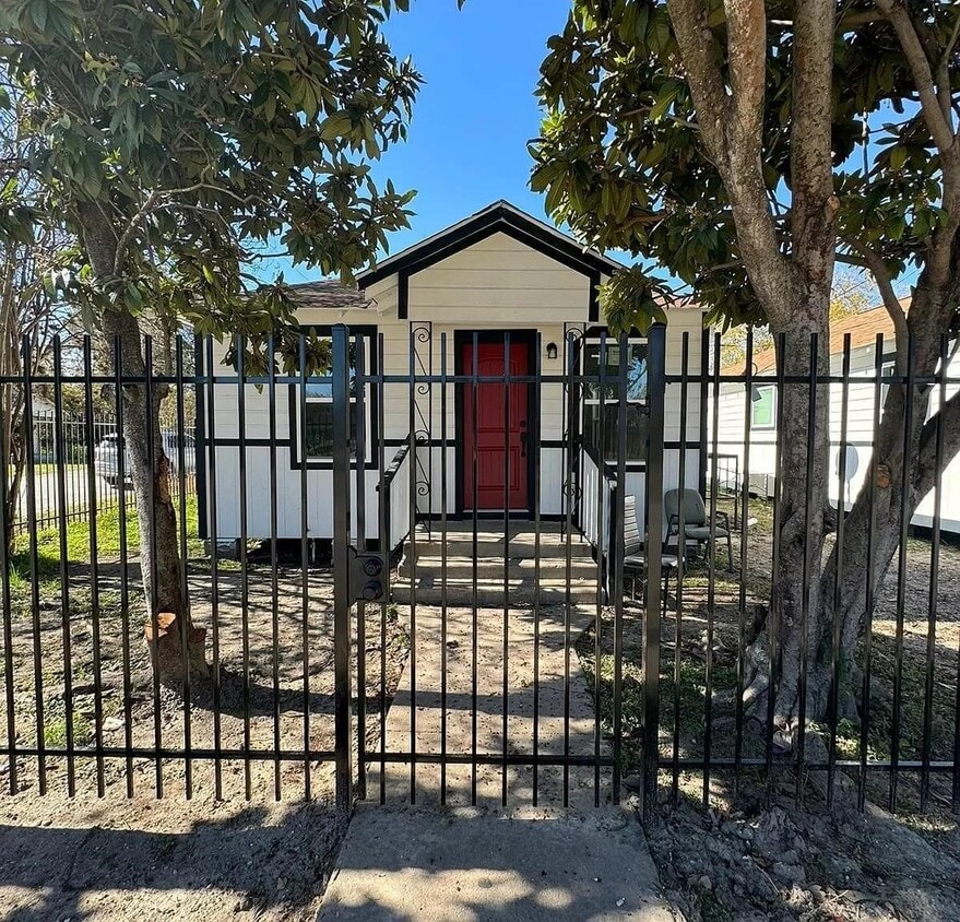 Primary Photo - 3903 Broyles St