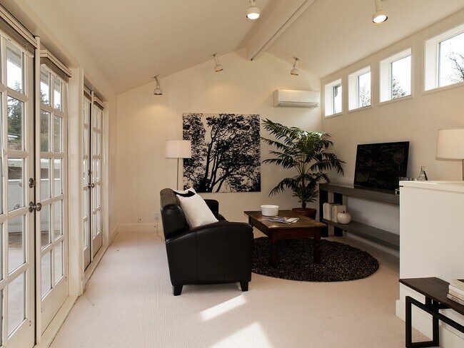Building Photo - 8223 Overlake Dr W