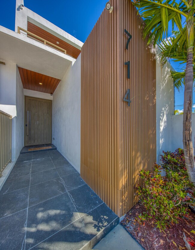 Building Photo - 714 6th Ave N