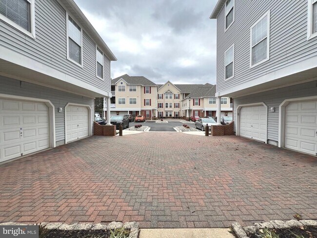 Foto del edificio - Gorgeous 2bd 2bth updated penthouse condo in sought after New Town community.