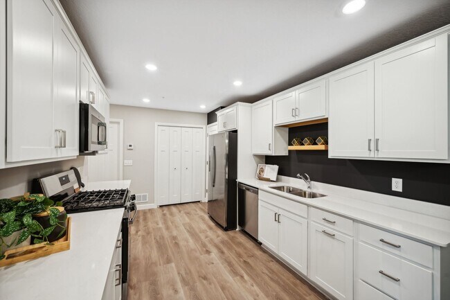 Foto del edificio - Brand New Townhome - Be the first to live here!