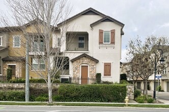 Building Photo - 863 N King Rd