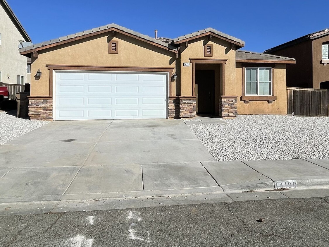 Primary Photo - Hesperia- 3 Bedrooms, 2 bathrooms, New pai...