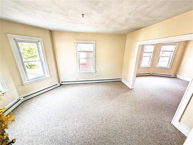 Foto del edificio - 38 Tucker Ave