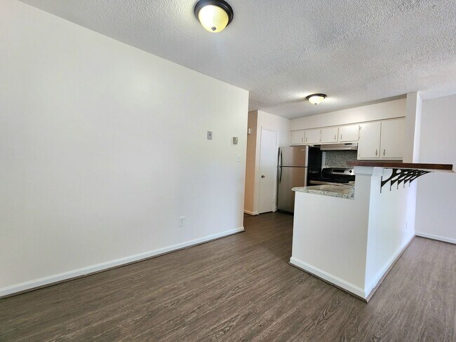 Building Photo - Udated Duplex Near ODU!