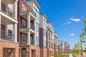 Building Photo - Summit Square