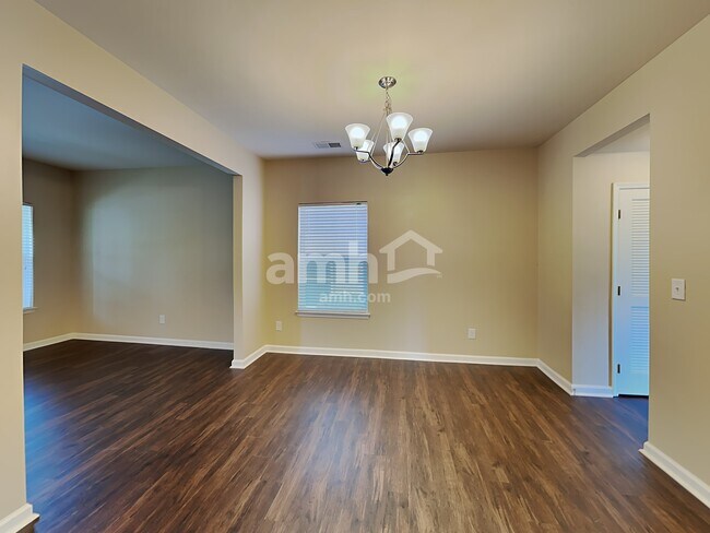 Building Photo - 1007 Silverwood Dr