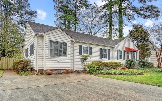 Building Photo - Larchmont