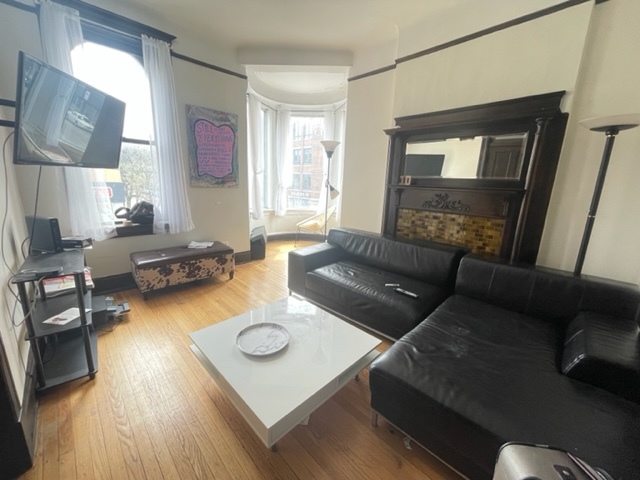 Primary Photo - 1024 W Belmont Ave
