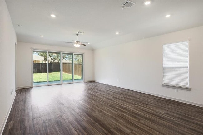 Foto del edificio - 1917 Centerline Ln