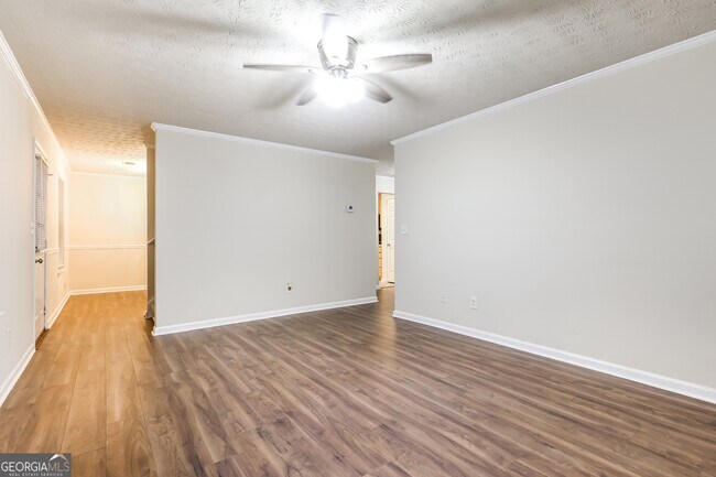 Building Photo - 2585 Lake Royale Dr