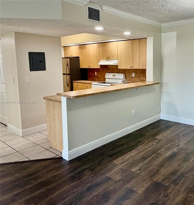 Foto del edificio - 18810 NW 57th Ave