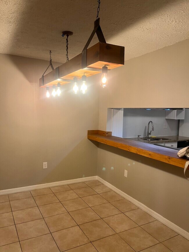 Building Photo - 2119 Caribbean Dr N