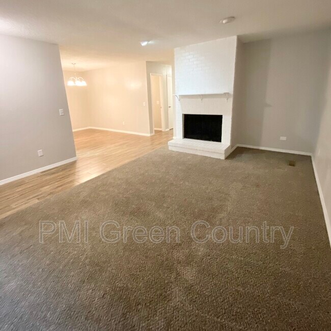 Building Photo - 320 W Quantico St