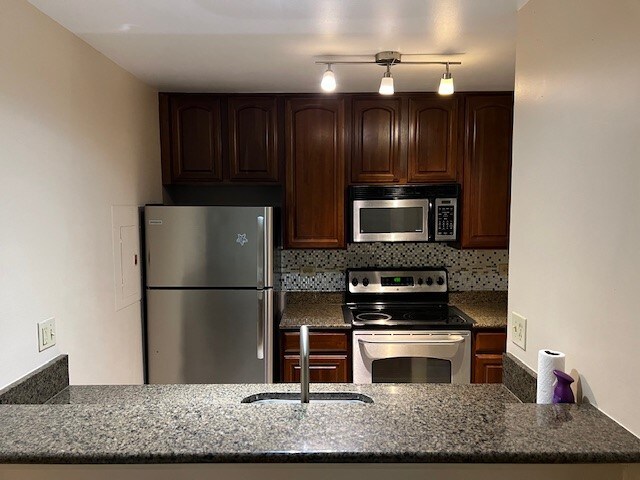 Building Photo - 104 Glengarry Dr
