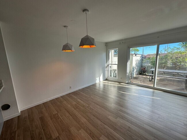 Building Photo - Upgraded 2 Level Townhouse with Ocean View...