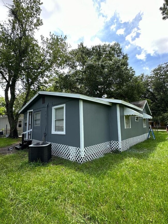 Building Photo - Fully renovated 3/1 Single Family Home ava...
