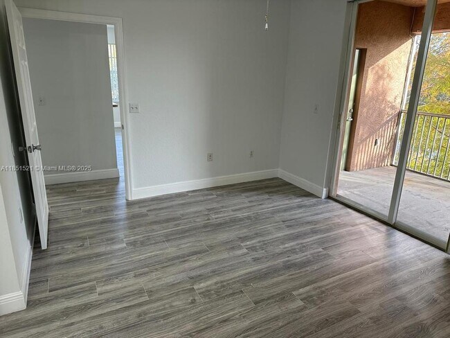 Foto del edificio - 6590 W Sample Rd