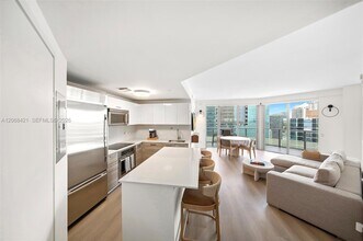 Building Photo - 1300 Brickell Bay Dr
