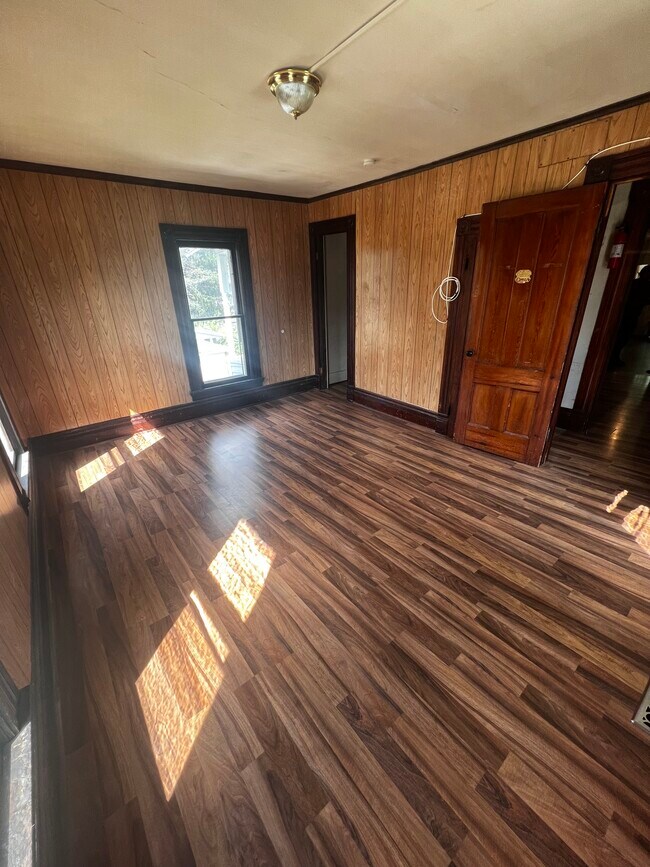 Building Photo - 54 Butternut St