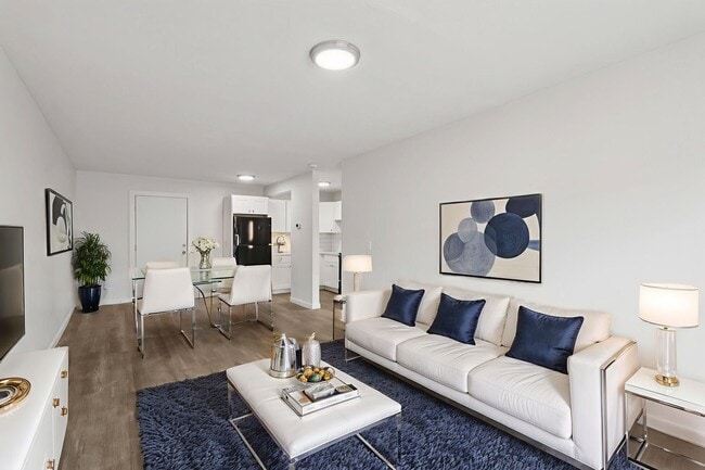 Interior Photo - 1045 River