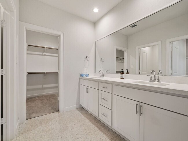 Building Photo - 3 Bedroom Townhome in Houston