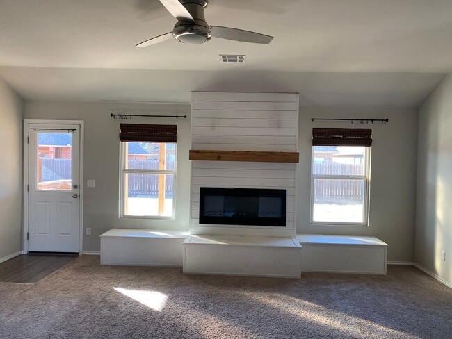 Building Photo - Welcome to this charming 3 bed 2 bath home...