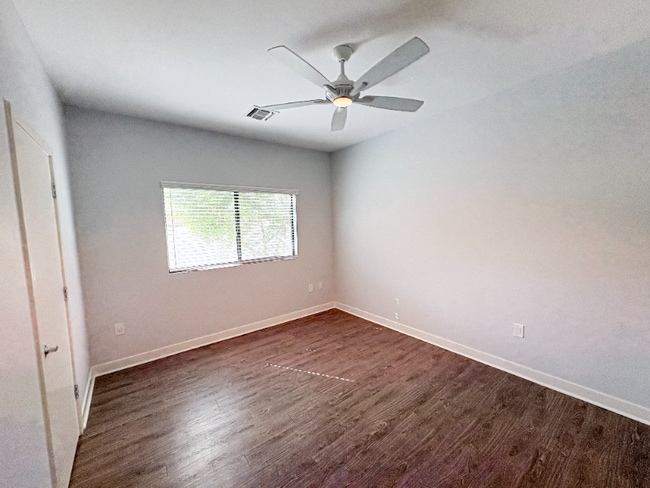 Foto del edificio - 1645 E Cheery Lynn Rd