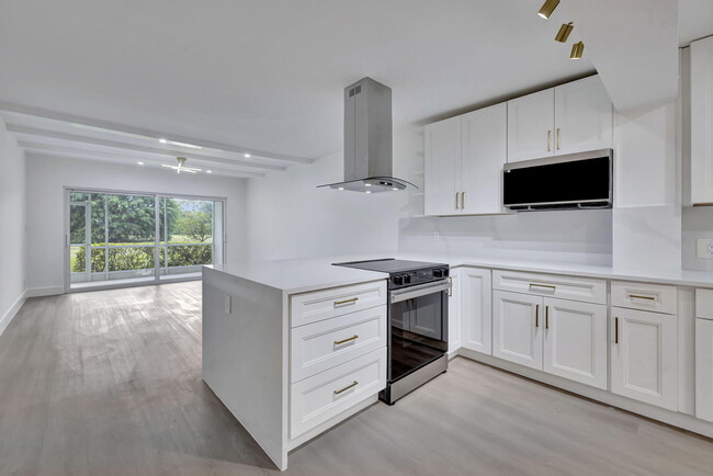 Building Photo - 3100 N Palm Aire Dr