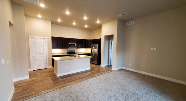 Foto del edificio - Large 2 Bedroom Condo with Patio!